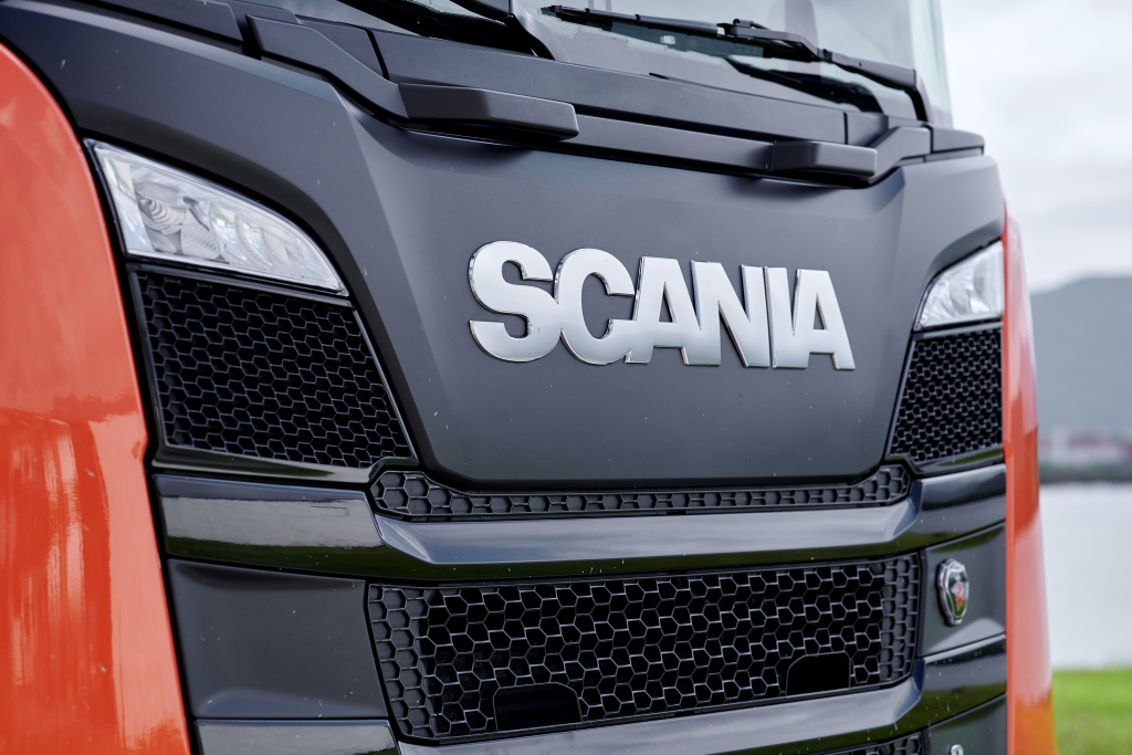 Ein moderner Scania Lastwagen auf einer Straße.