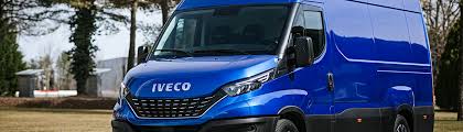Ein moderner Iveco Lastwagen, teilweise in der Sonne stehend.